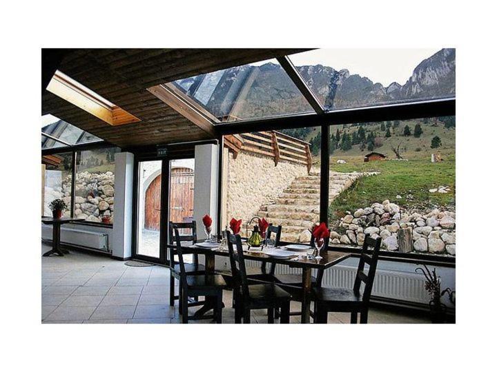 Taverna Pietrei Craiului Zărneşti المظهر الخارجي الصورة